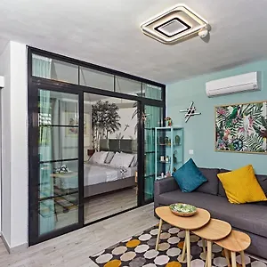 https://parrots-house-yumbo-center.in-canary-islands.com